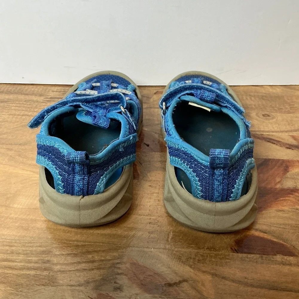 OshKosh B'gosh Water Sandals Toddler Size 6 Blue Closed Toe Washable Bump Toe